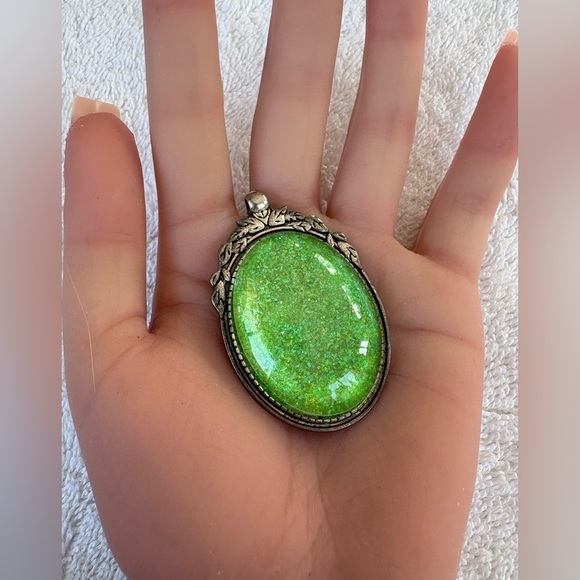 Vintage Victorian Inspired Green Silver Tone Pendant - Picture 9 of 9